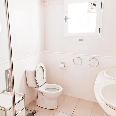 Soleado Con Piscina Y Terraza Privada. Apartamento *