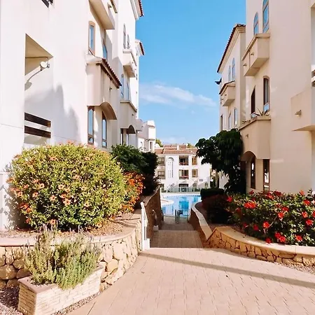 Soleado Con Piscina Y Terraza Privada. Apartamento